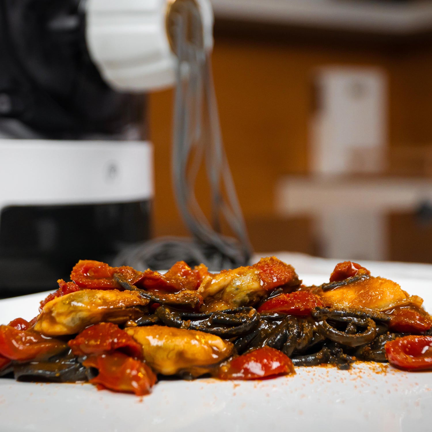 Linguine senza glutine al Nero di Seppia con Cozze, Pomodorini e Bottarga