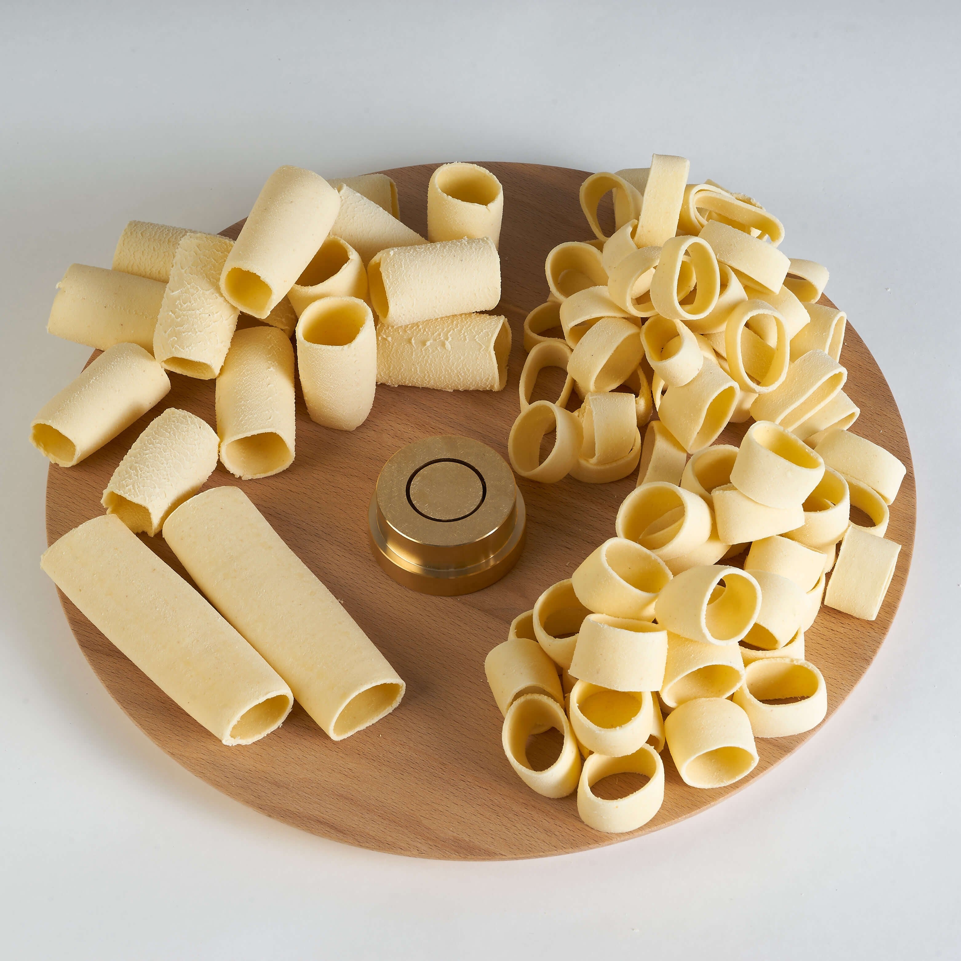 paccheri, calamatara, mezze maniche trafilati al bronzo con pastaio