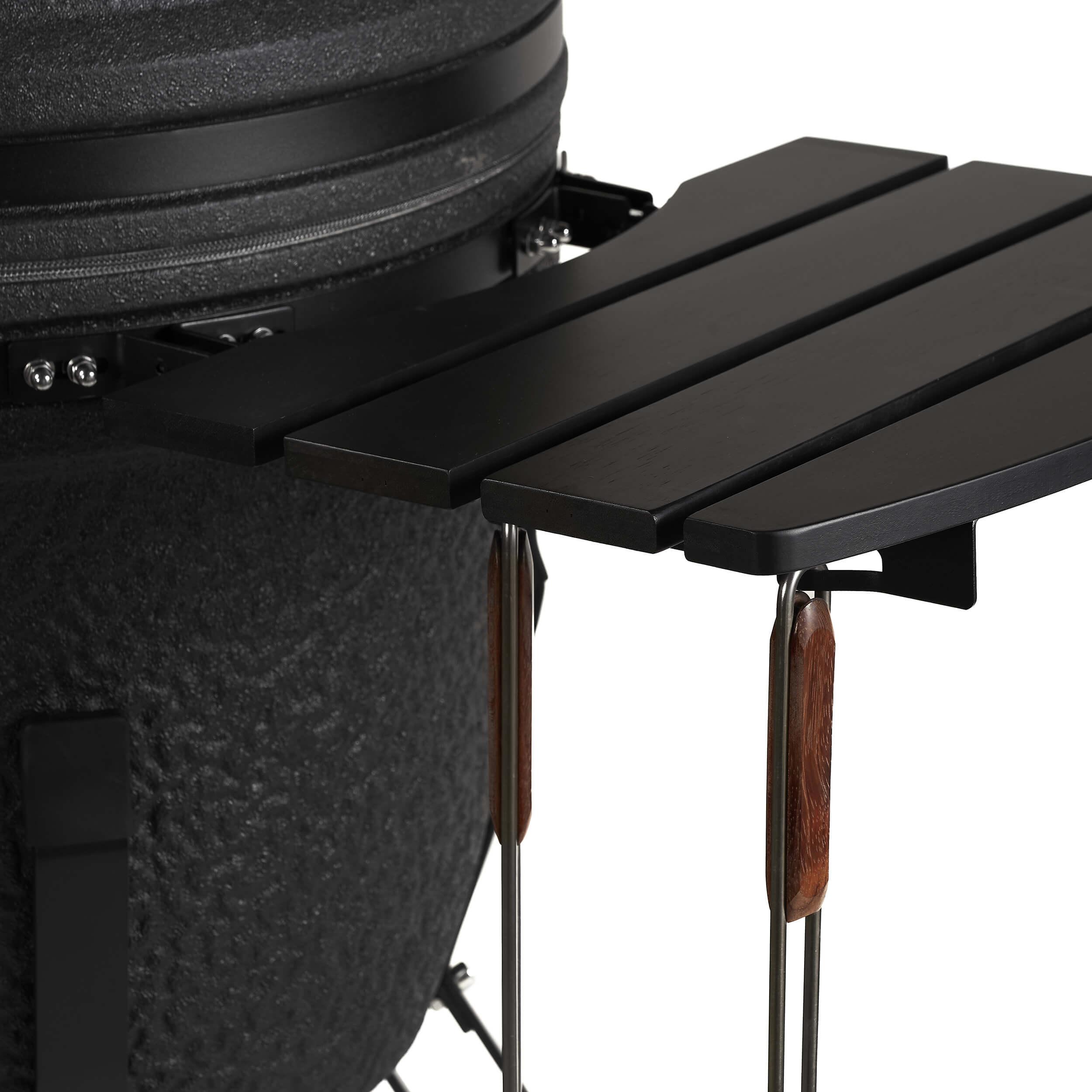 Dettaglio ripiano in legno Kamado Black Medium Classe Italy aperto con appositi ganci per utensili da barbecue