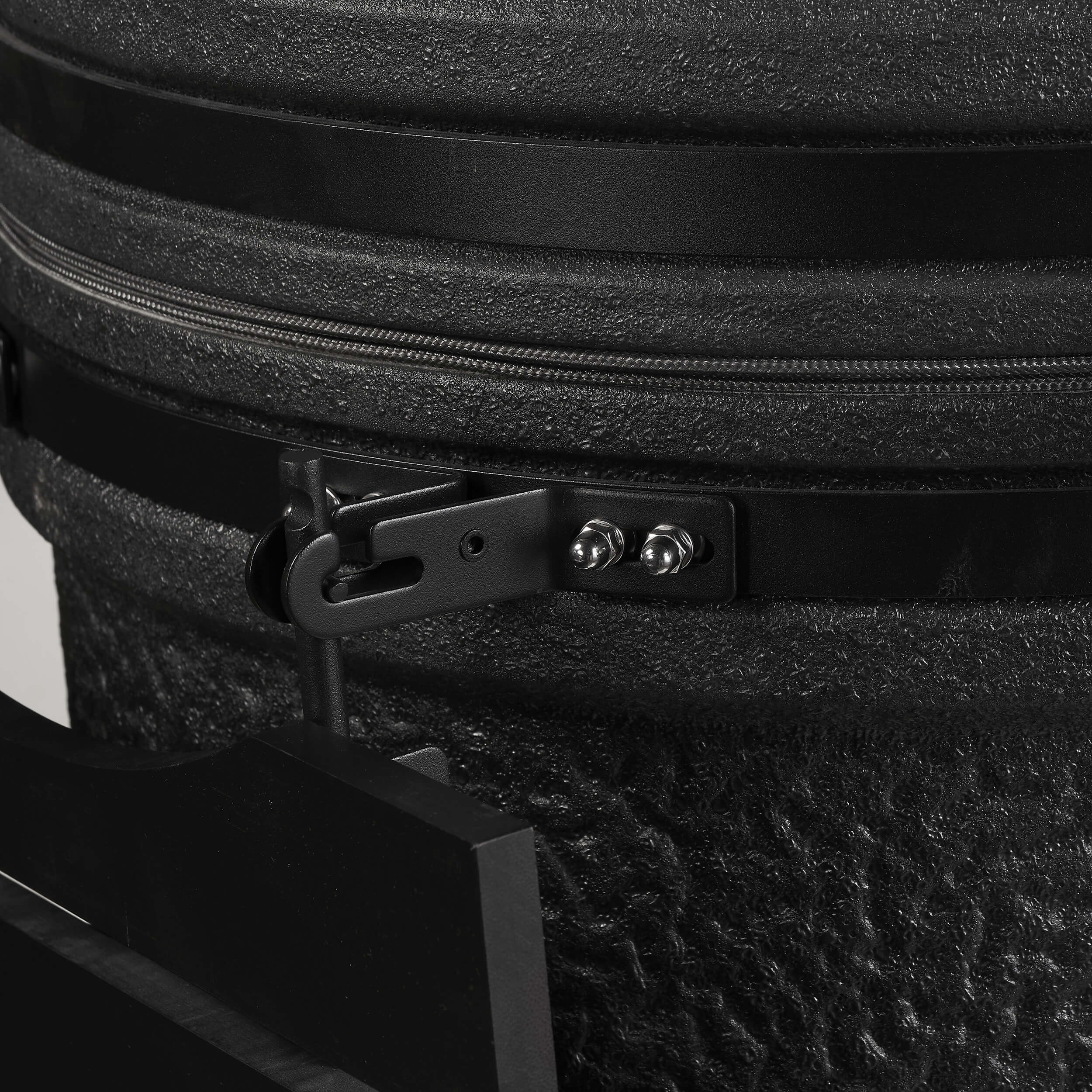 Dettaglio del meccanismo di apertura del ripiano in legno di Kamado Black Medium Classe Italy