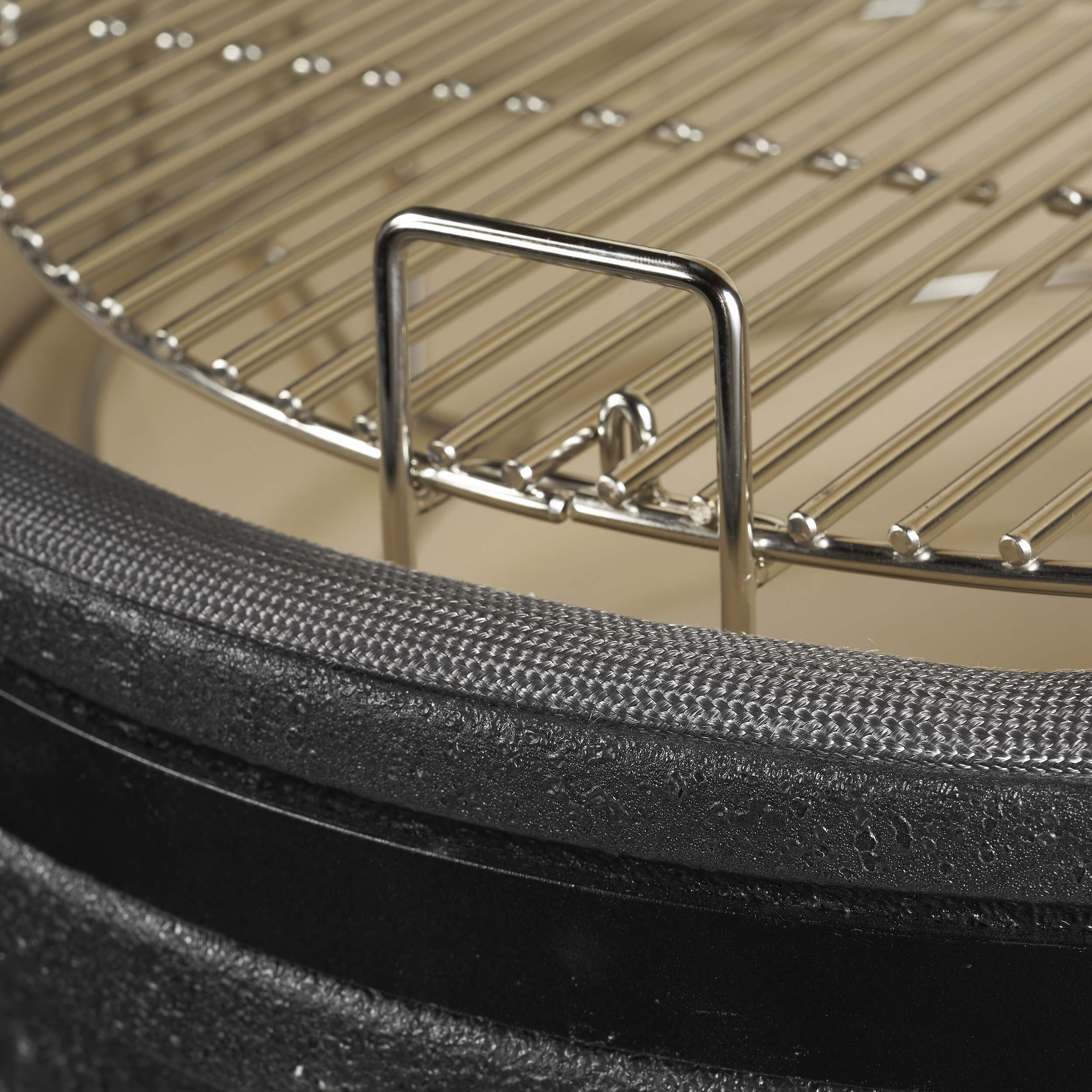 Dettaglio della griglia in acciaio inox del barbecue Kamado Black Large Classe Italy, ideale per cotture dirette e indirette
