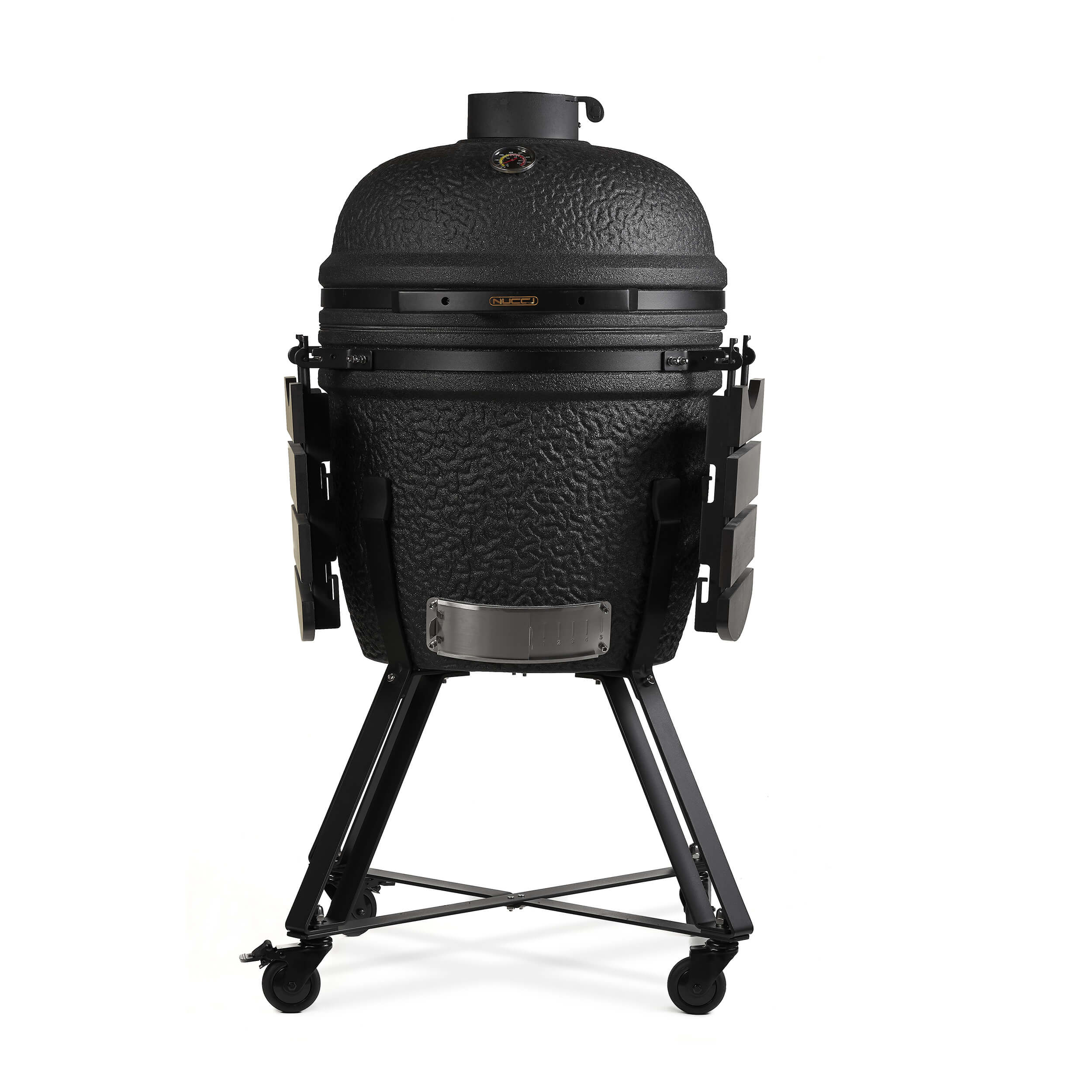Vista frontale del barbecue Kamado Black Large Classe Italy con finitura nera opaca e manici e ripiani in legno su carrello con ruote, perfetto per cucinare all'aperto in giardino o in terrazza