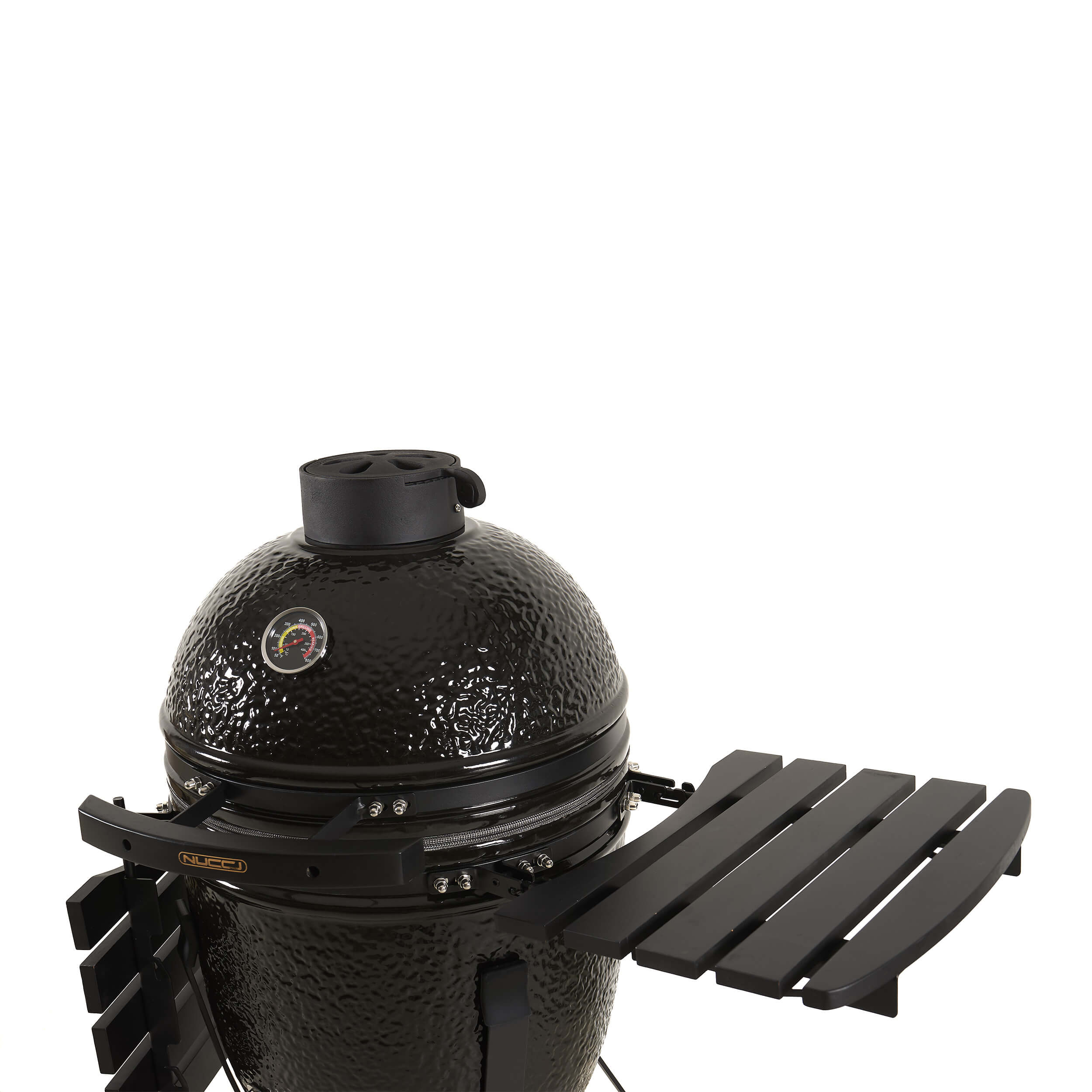 Vista a 45 gradi del barbecue Kamado Black Medium Classe Italy con finitura nera lucida e manici e ripiani in legno