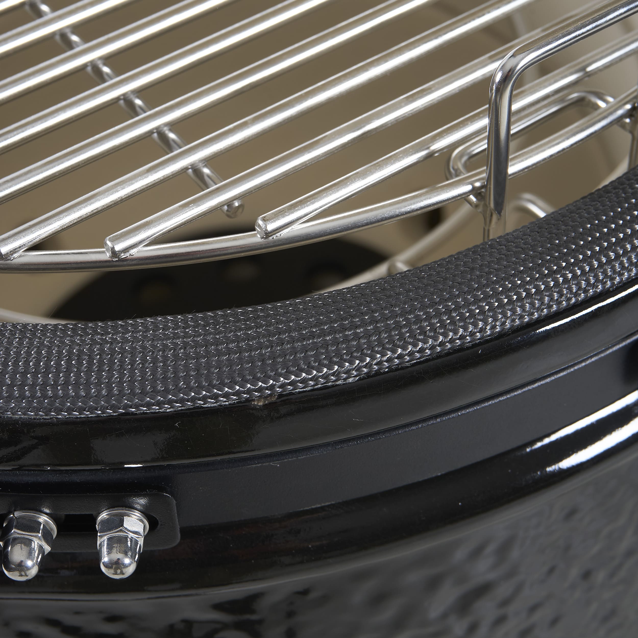 Dettaglio della griglia in acciaio inox del barbecue Kamado Black Medium Classe Italy, ideale per cotture dirette e indirette