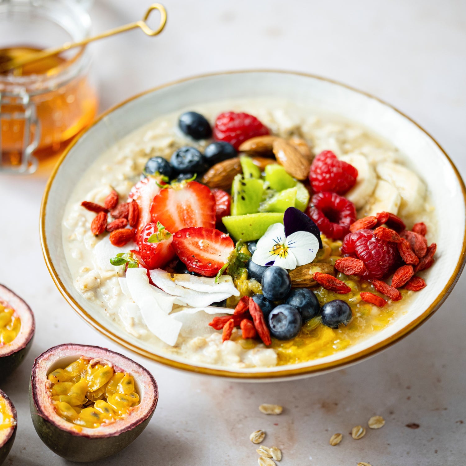 Porridge di Avena alla Vaniglia con Banana e Frutta fresca