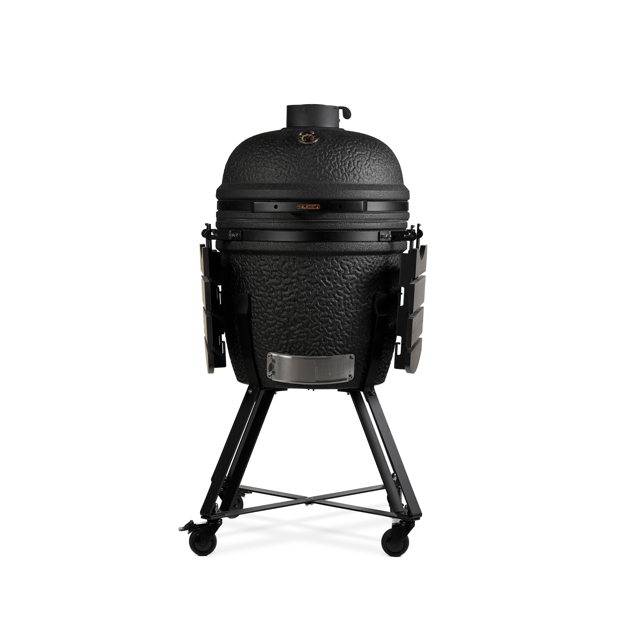 Vista frontale del barbecue Kamado Black Medium con finitura nera opaca e manici e ripiani in legno su carrello con ruote, perfetto per cucinare all'aperto in giardino o in terrazza