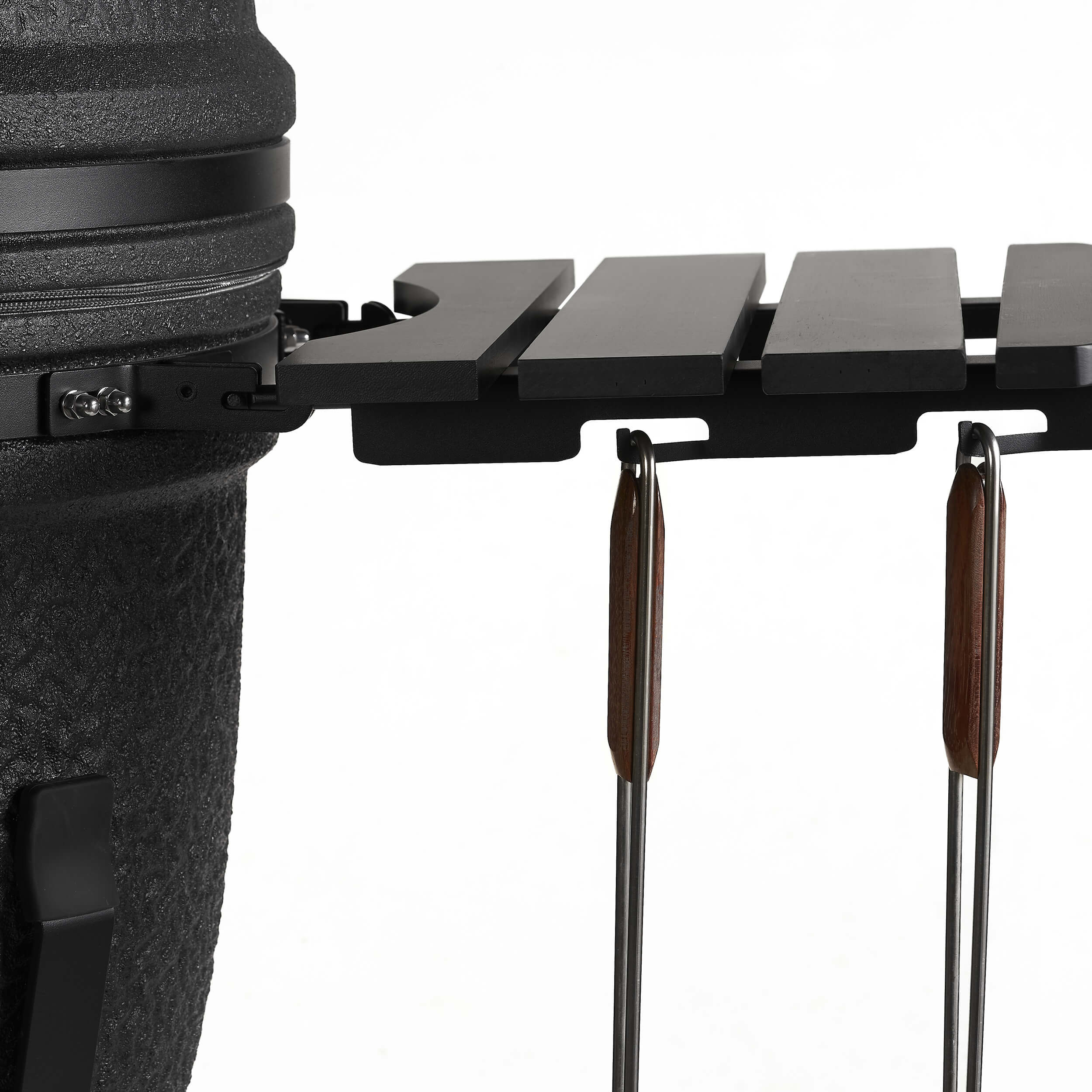 Dettaglio ripiano in legno Kamado Black Medium Classe Italy aperto con appositi ganci per utensili da barbecue