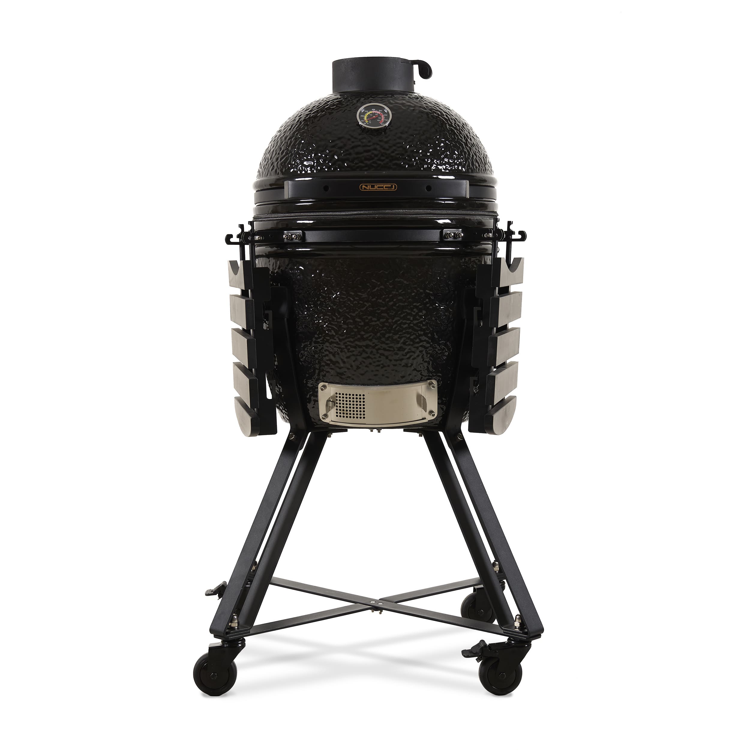 Vista frontale del barbecue Kamado Black Medium con finitura nera lucida e manici e ripiani in legnosu carrello con ruote, perfetto per cucinare all'aperto in giardino o in terrazza