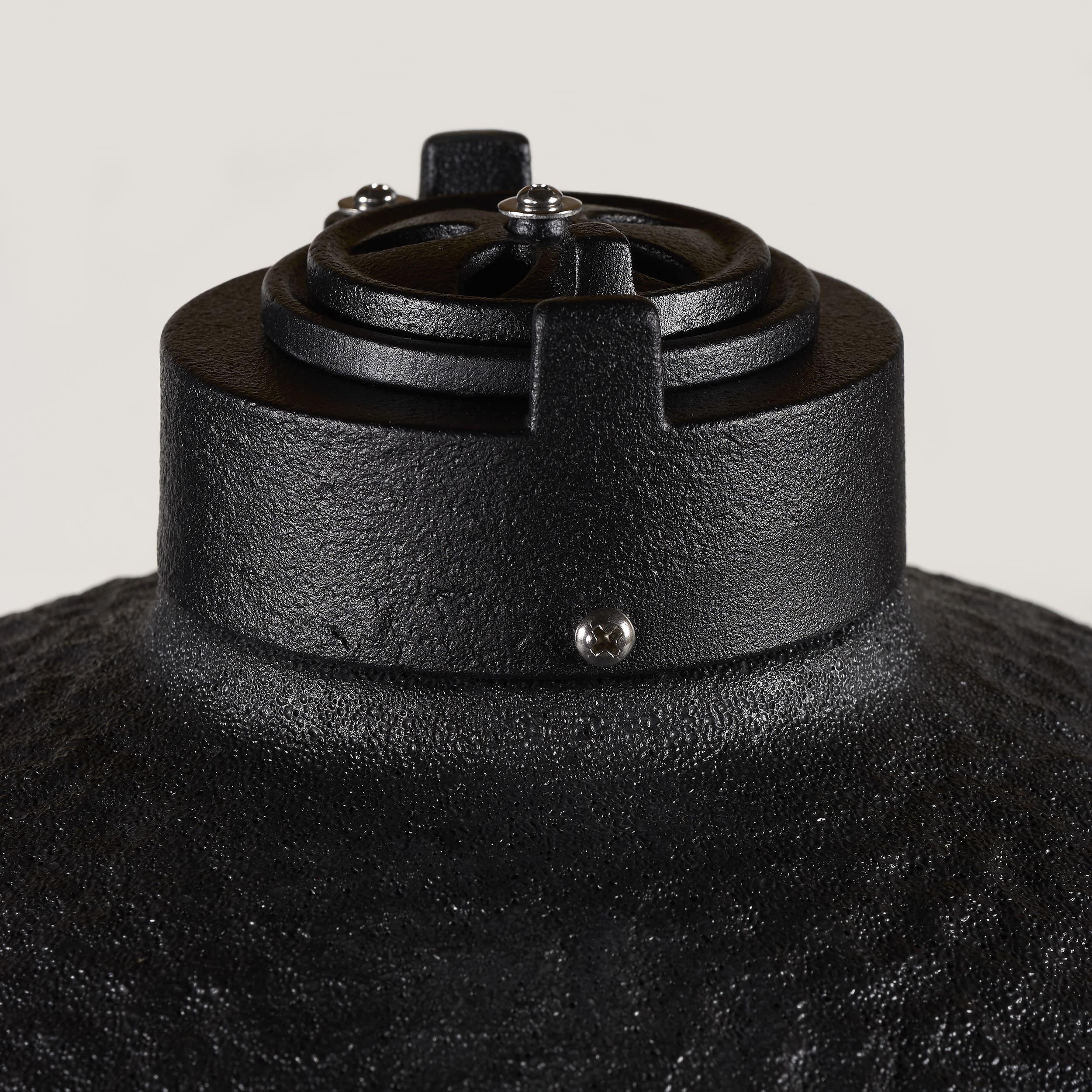 Primo piano delle prese d'aria regolabili del barbecue Kamado Black Minimax Classe Italy per un controllo preciso della temperatura