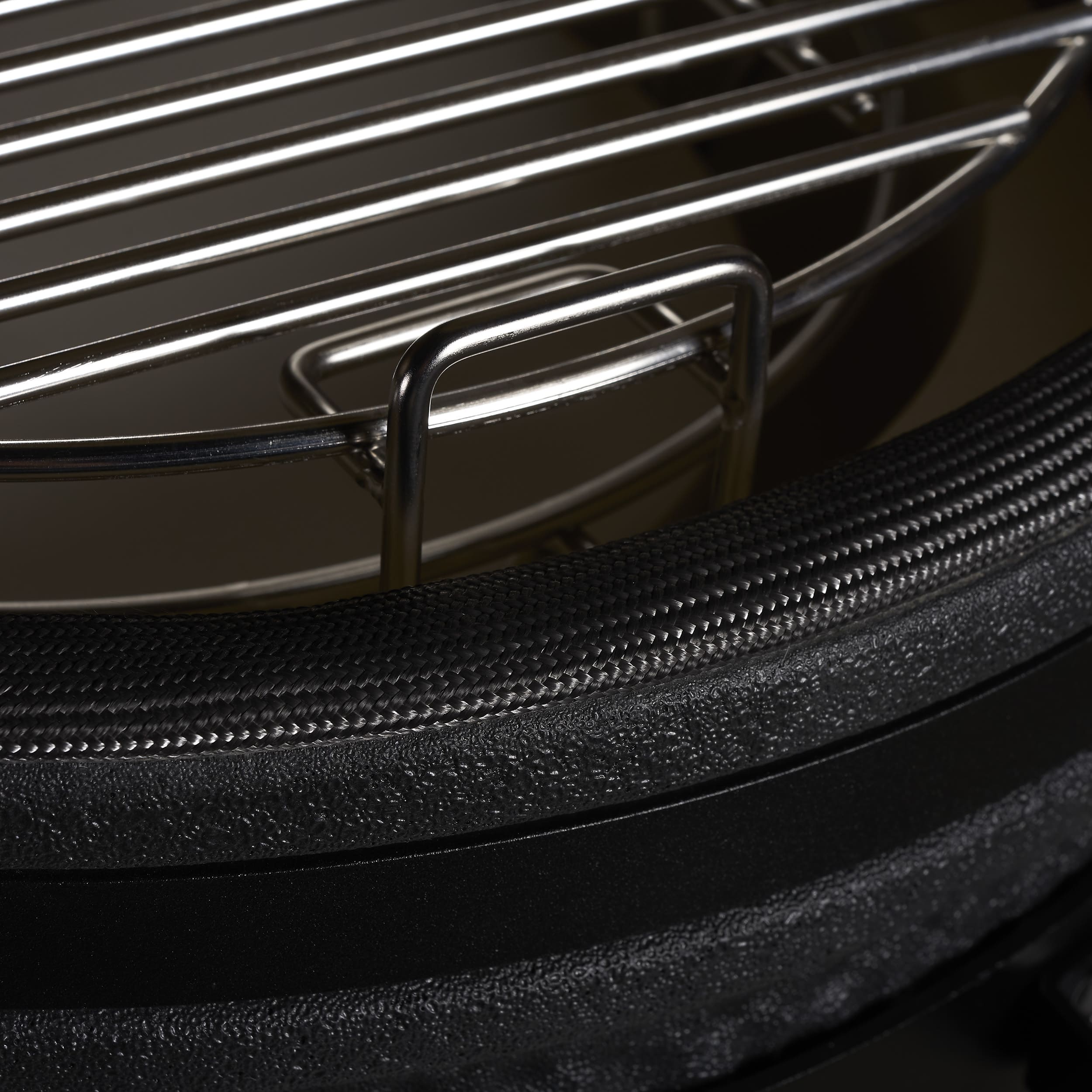 Dettaglio della griglia in acciaio inox del barbecue Kamado Black Minimax Classe Italy, ideale per cotture dirette e indirette