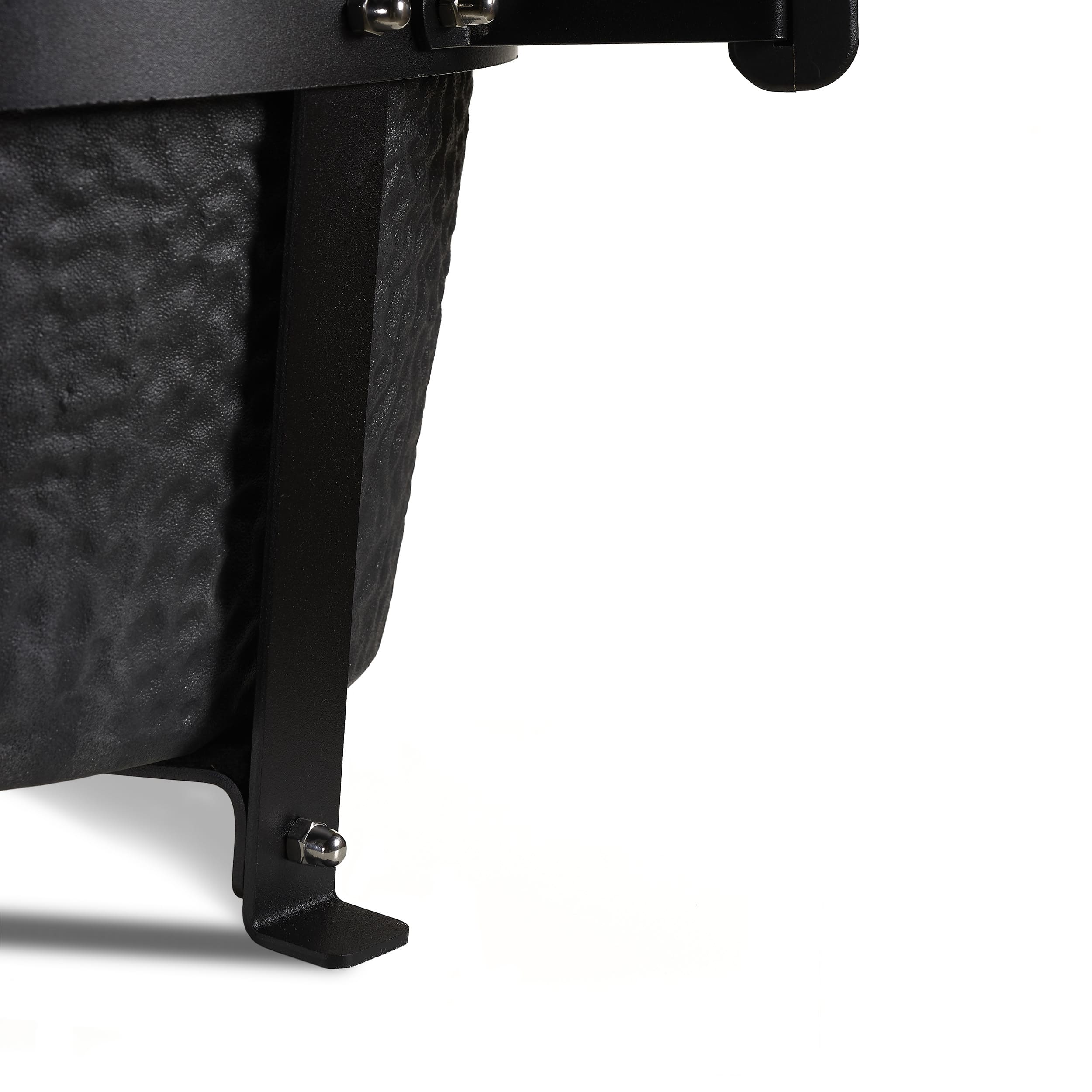 Dettaglio del supporto in metallo con manici in legno del Kamado Black Minimax Classe Italy
