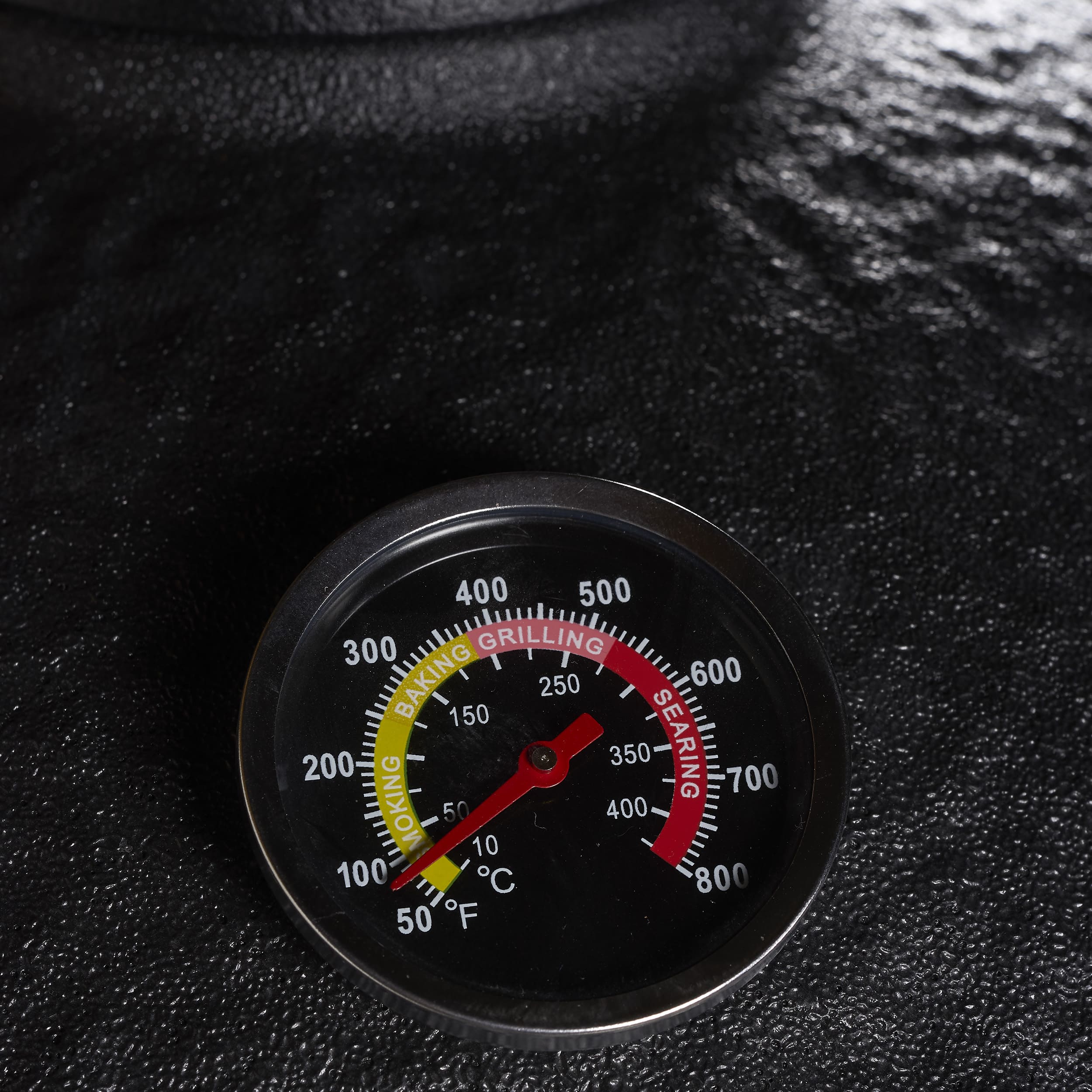 Dettaglio del misuratore di temperatura per la regolazione della cottura degli alimenti del barbecue Kamado Black Minimax Classe Italy